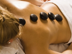 Foto van een hot stone massage bij Welmoed